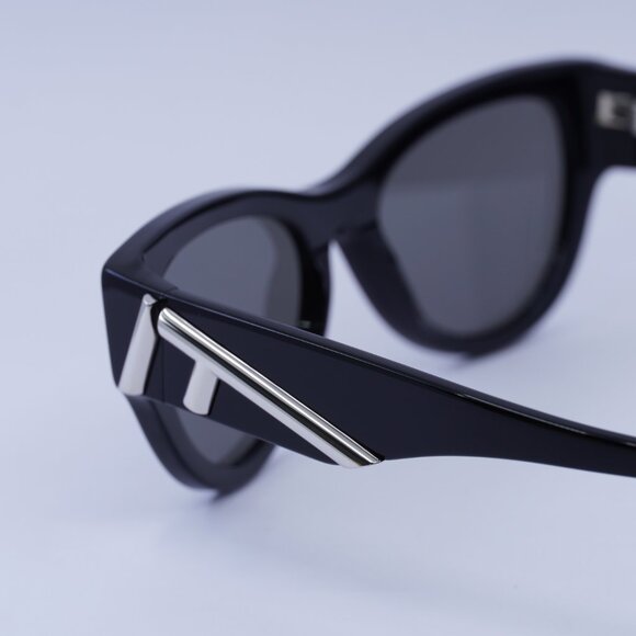 Fendi FE40135I 01A Sunglasses Shiny Black Cat Eye Frame, Smoke Lenses - Picture 5 of 12
